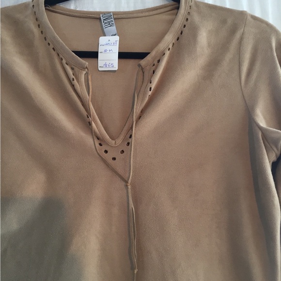 Designer fashion.See all details:poshmark.ca/closet/webzy. Unique and el… - Picture 5 of 15